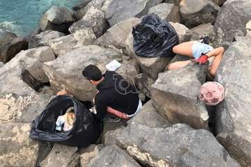 Limpieza de la escollera sur del muelle de Taliarte (Foto Pedro Martel/Wendy Cruz)